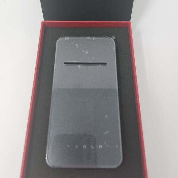 Tesla Portable Wireless Charger 2.0 Steel Grey - Picture 2 of 4